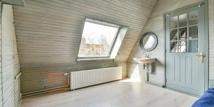 tetőtéri ablak - minimalista hálószoba
