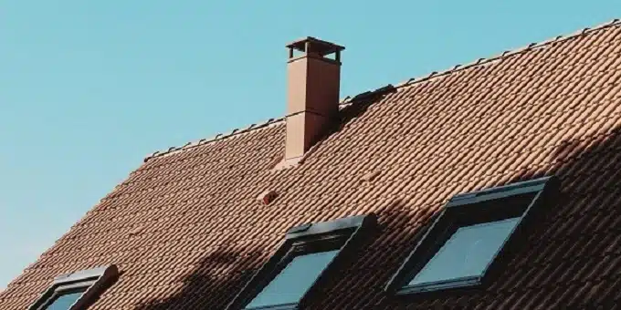 tetőtéri ablak árnyékolóval cseréptetőn