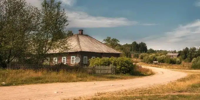 régi ház egy útkanyarban