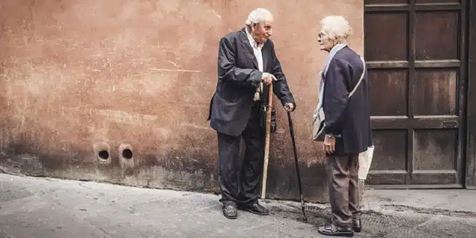 idős pár beszélget egy ajtó előtt