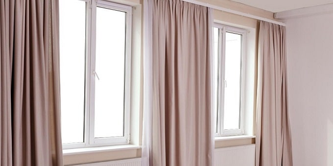 ablak árak - két kétszárnyú ablak bézs színű fügönnyel
