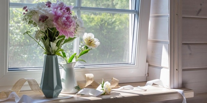 virág és dekoráció ablakpárkányon