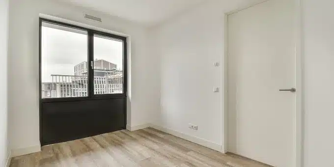 olcsó beltéri ajtó - üres szoba ablakkal
