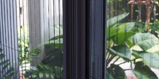 kétszárnyú ajtó szúnyoghálóval