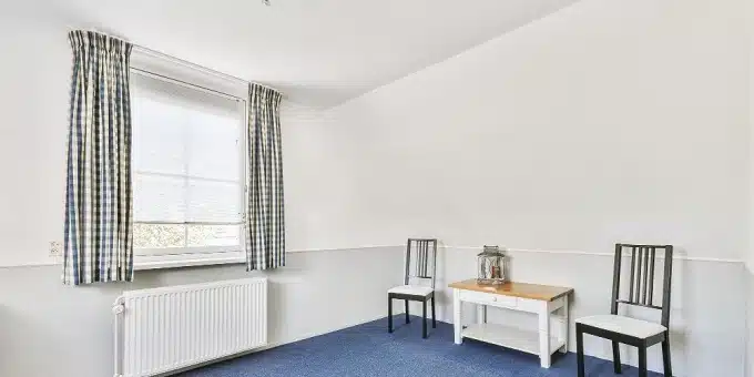 3 rétegű ablak egy üres szobában