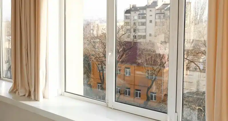 Városi kilátás egy 3 rétegű ablakon át.