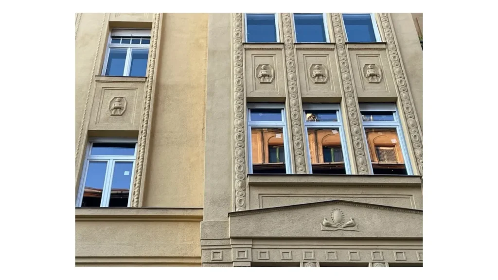 Műanyag nyílászárók egy budapesti lakás homlokzatán
