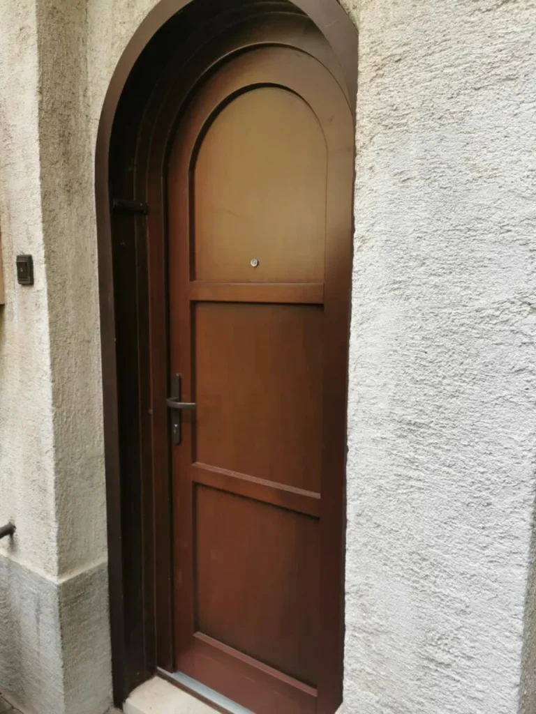 modern, íves tetejű bejárati ajtó. Felmérés, beépítés, Rsablak